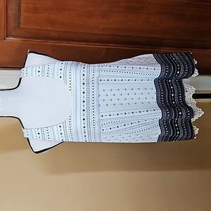 MAURICES TANK TOP M BLACK WHITE DESIGN NWOT lace